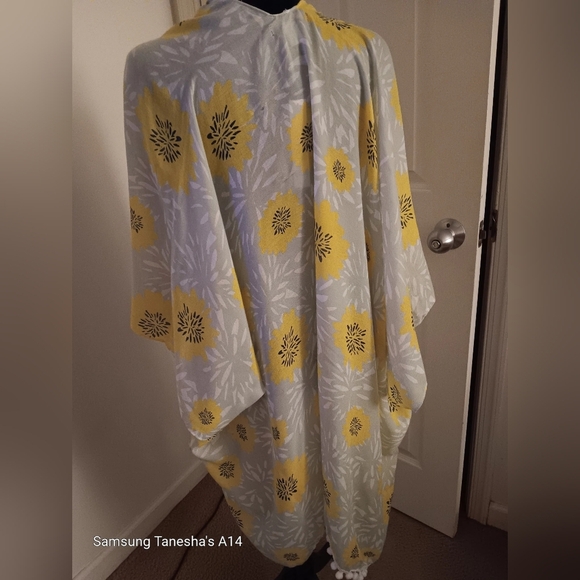 New With Tags Tahari light green and yellow floral Sleeve Poncho Women One Size - Picture 3 of 6